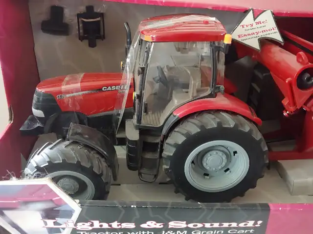 NEW IN BOX -ERTL's 1/16 THE BIG FARM-Tractor with J&M Grain Cart in Arts & Collectibles in London - Image 4