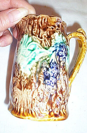 Antique Majolica Grape Vine Jug dans Art et objets de collection  à Longueuil/Rive Sud