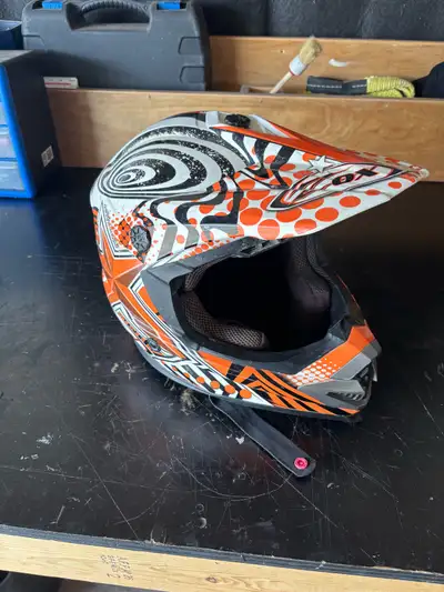 Size small, Good used condition with no cracks or damage. Very comfortable and DOT approved. Pickup...