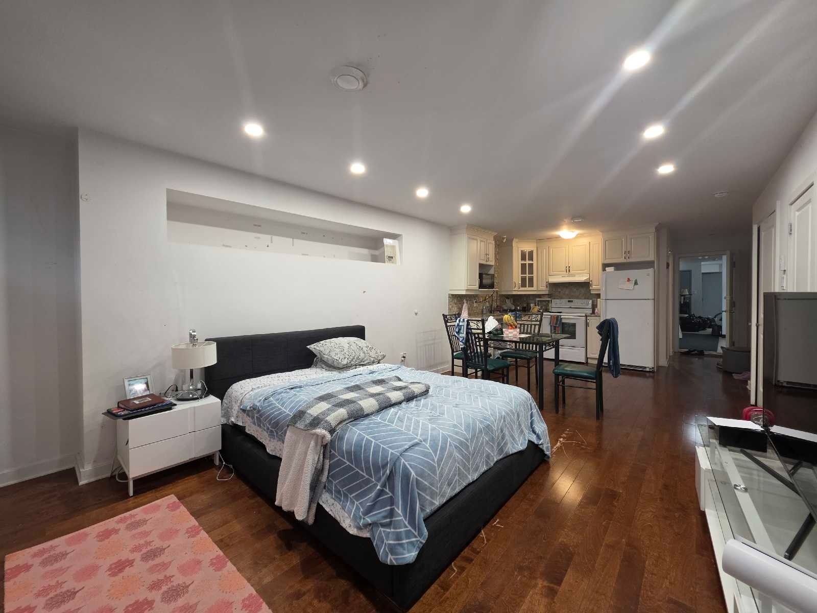 5855 Av. du Parc — photo 3