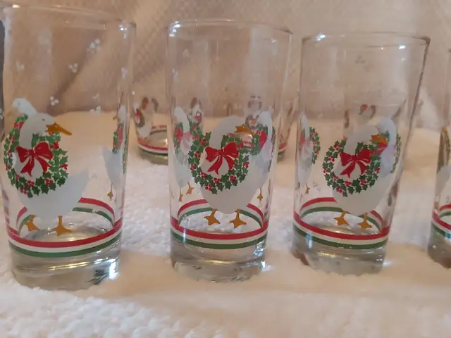 Vintage 1980's Libbey Set of 7 Christmas Goose & Wreath Glasses! in Arts & Collectibles in Saint John - Image 6