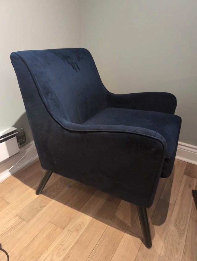 Blue velour accent chair in Chairs & Recliners in City of Toronto - Image 2