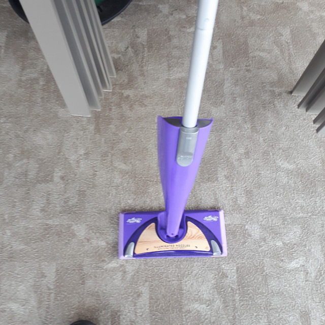 Swiffer floor cleaner in Vacuums in Nelson - Image 2