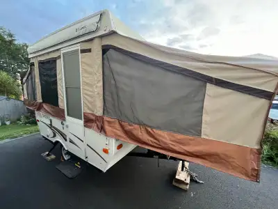2011 Palomino P-280LTD camper trailer, sleeps 6. Small water damage.