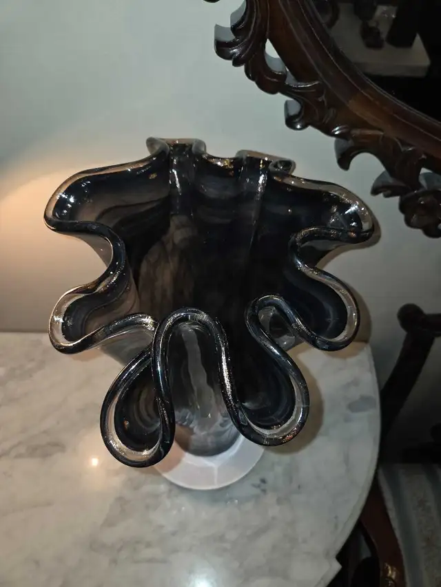 16"T Murano Art Glass Tall Ruffled Handmade Vase Black Bronze in Arts & Collectibles in Calgary - Image 4