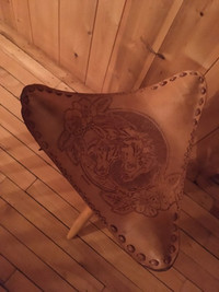 chaise berçante en bois «vintage» et petit siège en cuir