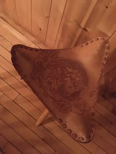 petit siège en cuir avec chevaux gravés Chaise en bois, dossier mi-dos,
