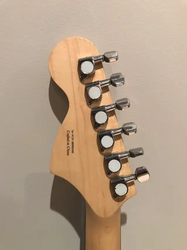 MadCatz Rockband 2 Xbox 360 Wireless Fender Stratocaster Wooden in XBOX 360 in Longueuil / South Shore - Image 5