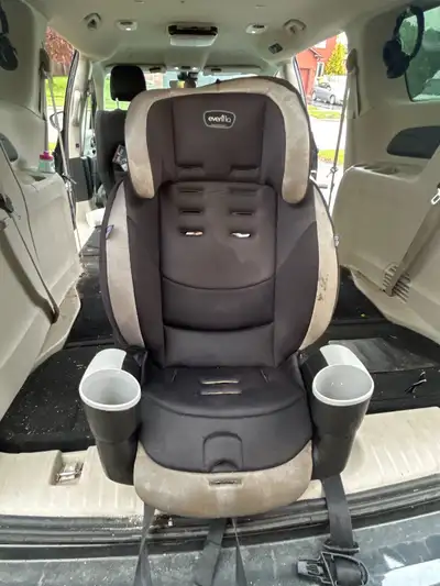 This Evenflo car seat is designed to keep your child safe and comfortable on every journey. As a use...