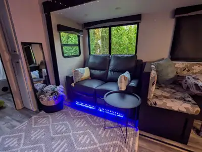 28 foot trailer with 1 slide with bunks and queen bed. Smoke free, pet friendly. Dry Weight 6,485 lb...