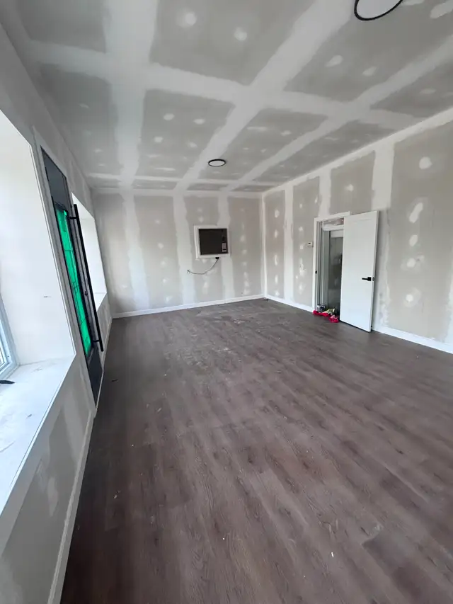 Prime Location- Commercial Space Drouillard Ford City in Commercial & Office Space for Rent in Windsor Region - Image 7