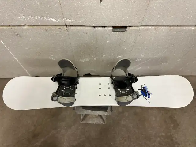 Ride kids snowboard 125 cm with Ride jr bindings  in Snowboard in Markham / York Region - Image 5