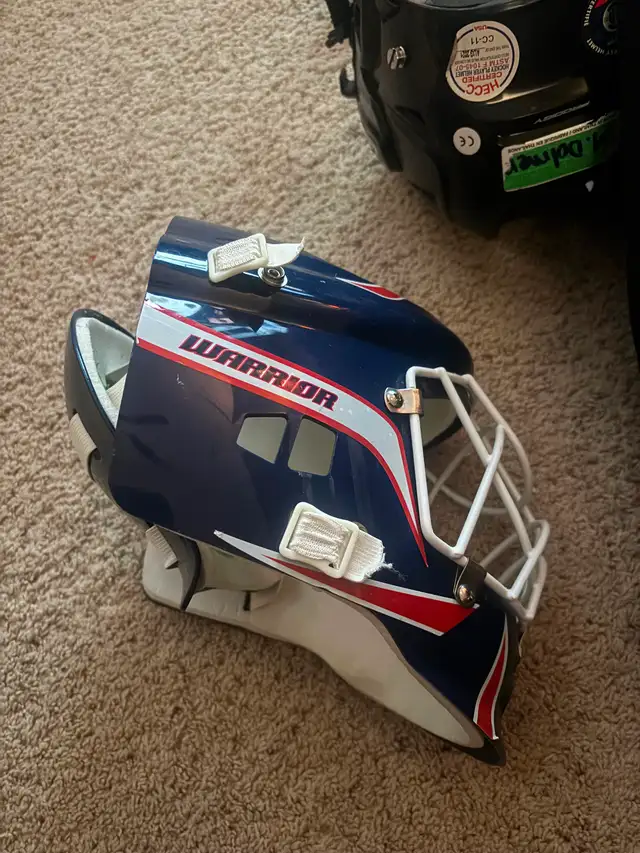 Kids play/ball hockey helmet in Hockey in Guelph - Image 5