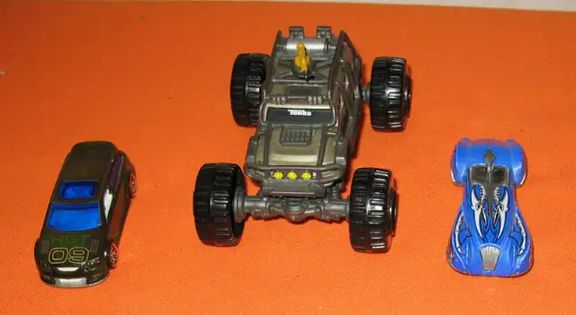 Hot Wheels Two + One 2009 Hasbro Toy in Toys & Games in Edmonton - Image 2
