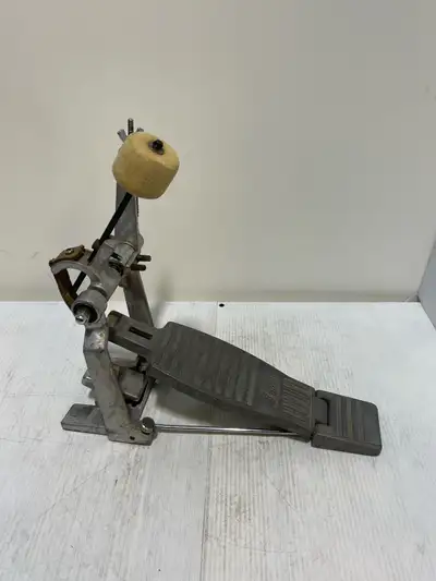 This is a used Pearl drum pedal, designed for reliable performance in any drumming setup. The pedal...