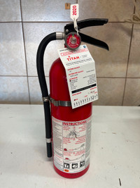 Extincteur de feu / Fire extinguisher