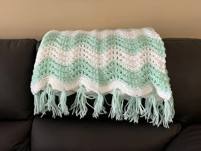 Hand knit baby blanket in Other in Guelph - Image 2