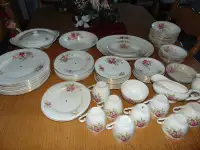 Ensemble de vaisselle anglaise avec roses     22 karats Gold   W