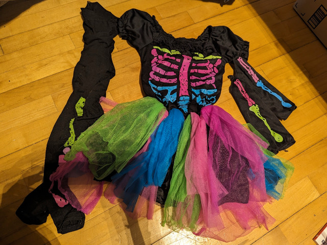 Costume d'Halloween  squelette coloré 8-10 ans  et plusieurs aut dans Costumes  à Laval/Rive Nord