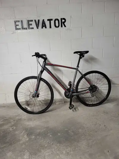 Bike like new Specialized Crosstrail large size, View more