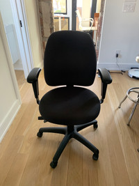 Comfortable ergonomic black office chair (3 ADJUSTABLE LEVERS!)