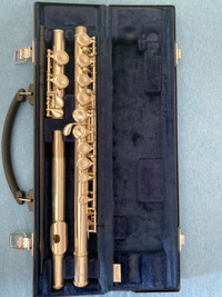Yamaha Flute Like New with case and cleaning rod. 