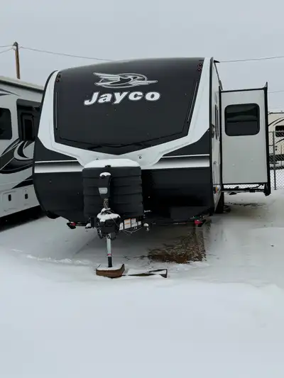 Will look at a smaller trailer as trade!! Optional equipment 2 in receiver hitch 50 amp trailer cord...