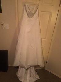 New - Size 6 David Bridal Wedding Dress