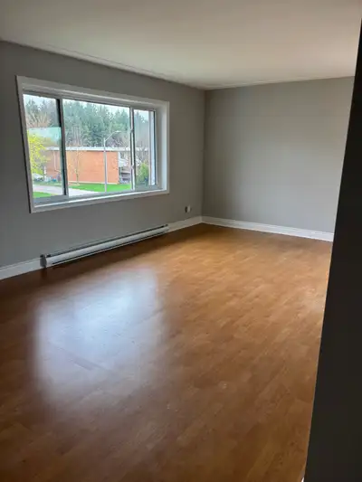 250 Dufferin St Stratford. 2 Bedroom, 1 Bath spacious 50+ apartment, parking, $1,800/month (includes...