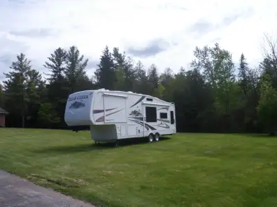 2007 Cedar Creek 30RLBS luxury fifth wheel, in mint condition, has all available options ,solid surf...