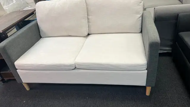 very nice loveseat sofa in Couches & Futons in Markham / York Region - Image 2