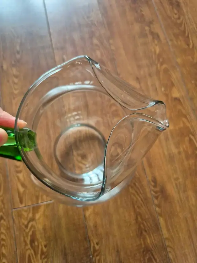 Glass Pitcher with Green Handle in Kitchen & Dining Wares in Napanee - Image 3