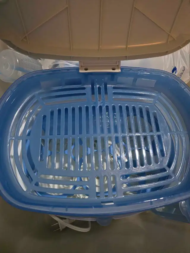 Dr. Brown's Bottles and Sterilizer in Multi-item in Ottawa - Image 5