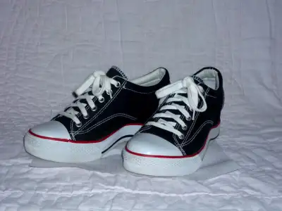 City Sneaks running shoes .. Size 7.5 ... like NEW, View more