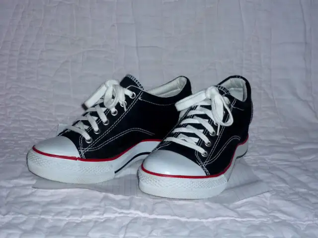 City Sneaks running shoes .. Size 7.5 ... like NEW in Women's - Shoes in Cambridge - Image 2