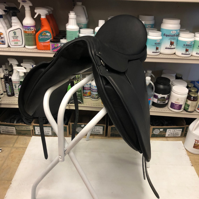 New 18 1/2" Santa Cruz Auvergne Dressage Saddle, Wide Tree in Equestrian & Livestock Accessories in Abbotsford - Image 2