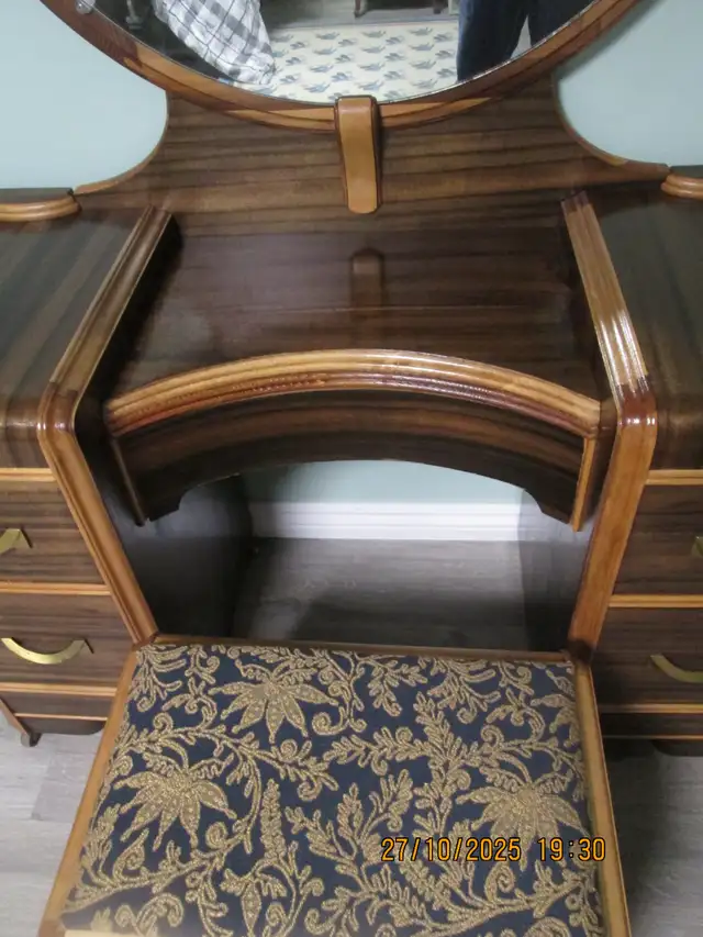 5 drawer vanity with original mirror and seat in Dressers & Wardrobes in Timmins - Image 4