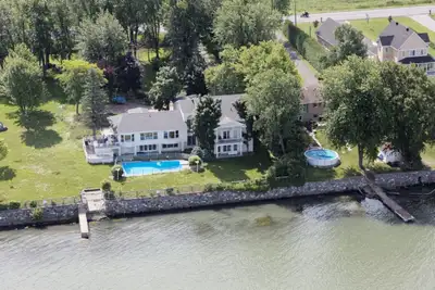 Magnifique domaine au bord de la rivière Richelieu 3900$ par mois, superficie habitable 4200 pieds c...