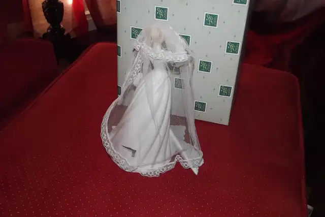 victorian bride music figurine in Arts & Collectibles in Edmonton - Image 4