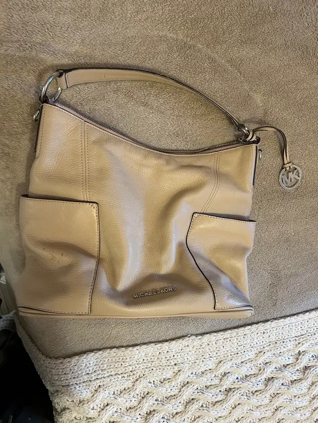 Michael Kors handbag in Women's - Bags & Wallets in New Glasgow - Image 3