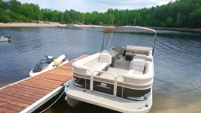 Ponton condition impeccable 2016 Moteur mercury 90 HP EFI Remorque 2 essieux Sonar Hemmingbird Salle...