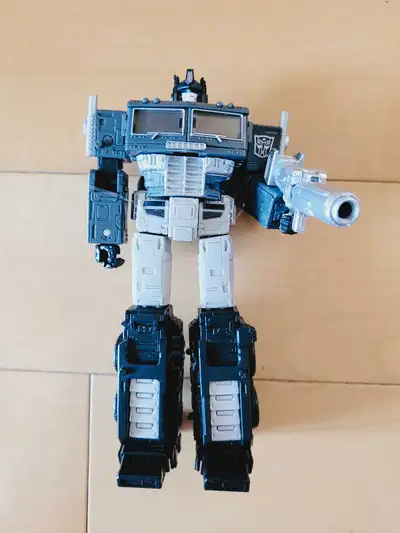 Transformers Alternate Universe, Dark Optimus Prime, Earthrise leader. You can transform this large...