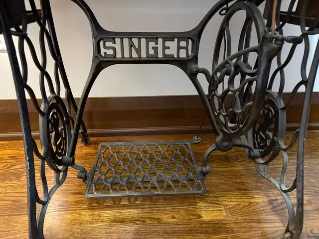 Antique Singer Sewing Machine 1913 in Arts & Collectibles in City of Toronto - Image 7