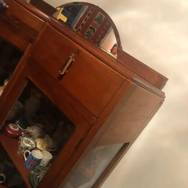 Antique 40s Mahogany Brown-Cognac Glass Display Cabinet Hutch in Hutches & Display Cabinets in City of Toronto - Image 3