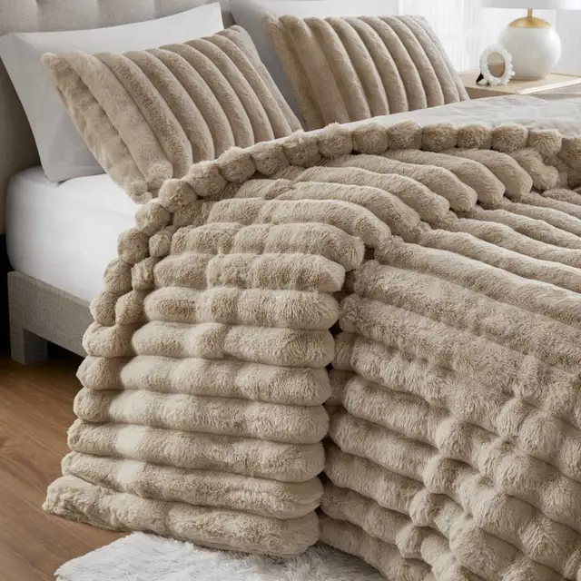 New Queen Size Comforter Set  in Bedding in Ottawa - Image 2