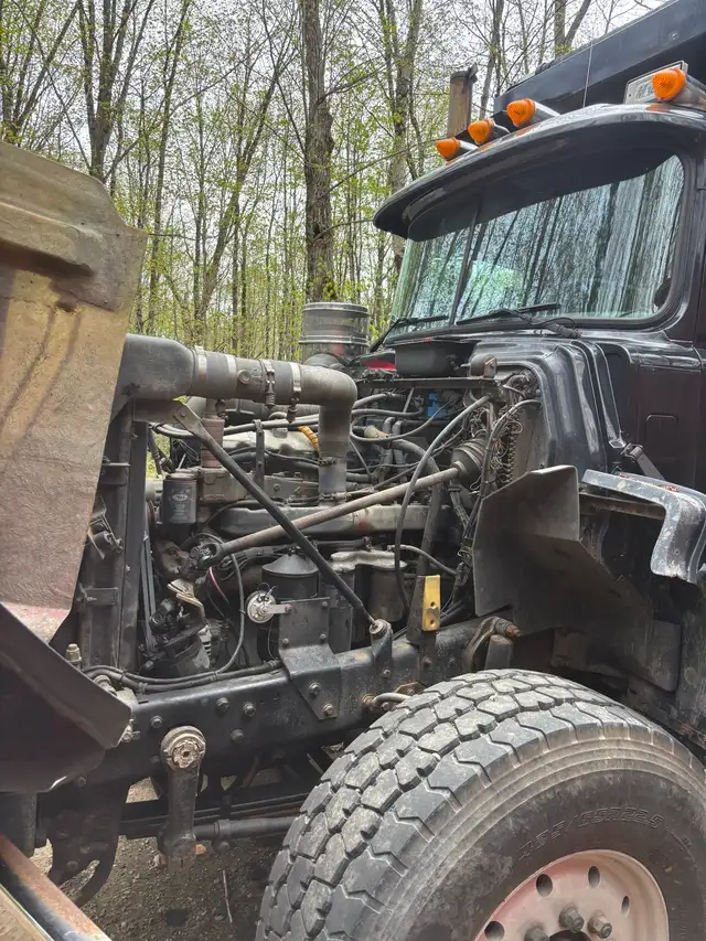 1994 Mack RB688s Stone Slinger in Heavy Trucks in Muskoka - Image 8