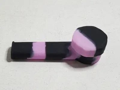 Portable unbreakable flexible tobacco pipe with lid black & violet brand new / pipe à tabac avec cou...