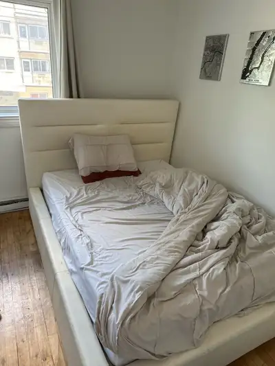 À vendre : Lit Queen + Matelas — Très bon état ️ Lit Queen Size (60 x 80 pouces) avec structure soli...
