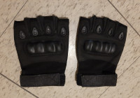 Airsoft gloves, size large.