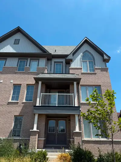ONE OF A KIND! Spacious 3+1 bed / 3 bath end-unit townhouse RENT